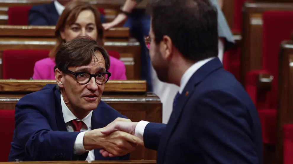 Salvador Illa saluda a Pere Aragonès en el pleno del Parlamento catalán.