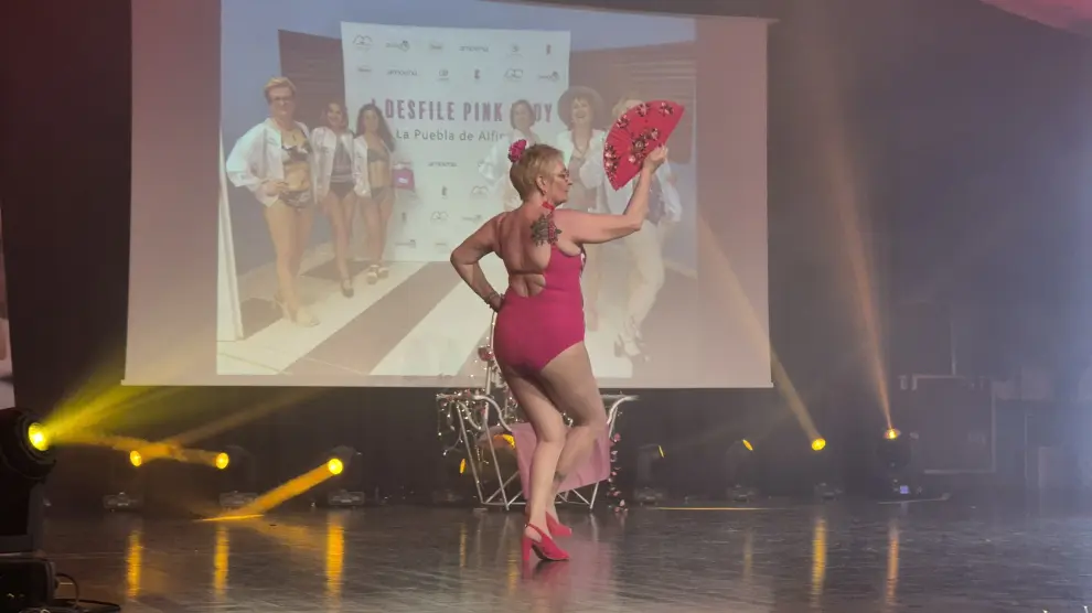 Desfile de bañadores y ropa interior protagonizado por la Asociación de Mujeres Aragonesas de Cáncer Genital y de Mama (Amag-Gema) en La Puebla de Alfindén