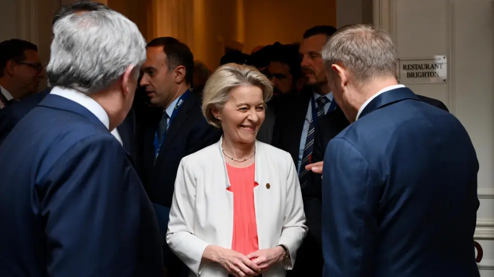El ministro de Exteriores de Italia, Antonio Tajani, con Ursula von der Leyen, presidenta de la Comisión Europea, en la cumbre del PPE en Bruselas.