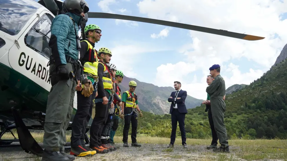El secretario de Estado, con los miembros del Greim y la tripulación del helicóptero.