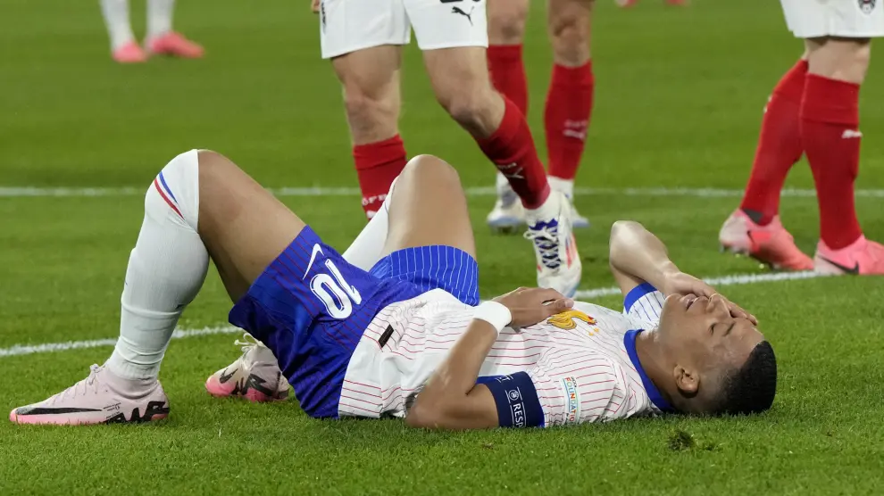 Kylian Mbappé, con la nariz fracturada en el partido Austria-Francia de la Eurocopa