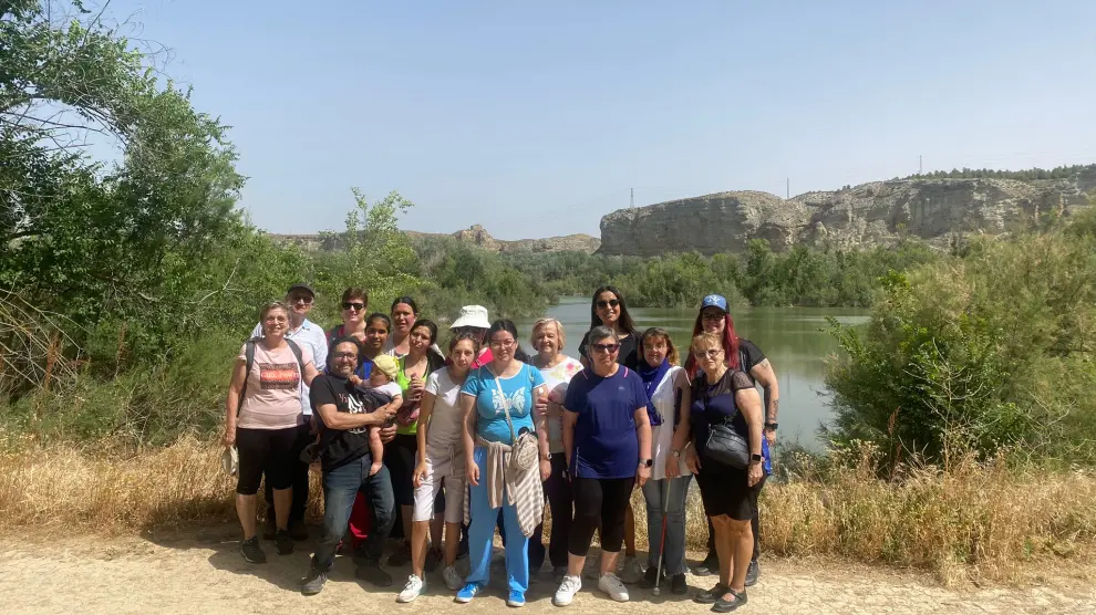 Foto de familia de los participantes en la visita al Galacho.