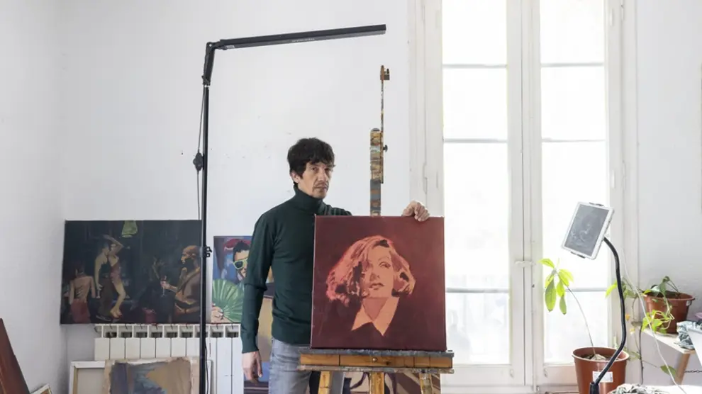 Retrato del pintor Víctor Pastor, en su estudio, con una de las pruebas de la portada de 'Greta Garbo'.