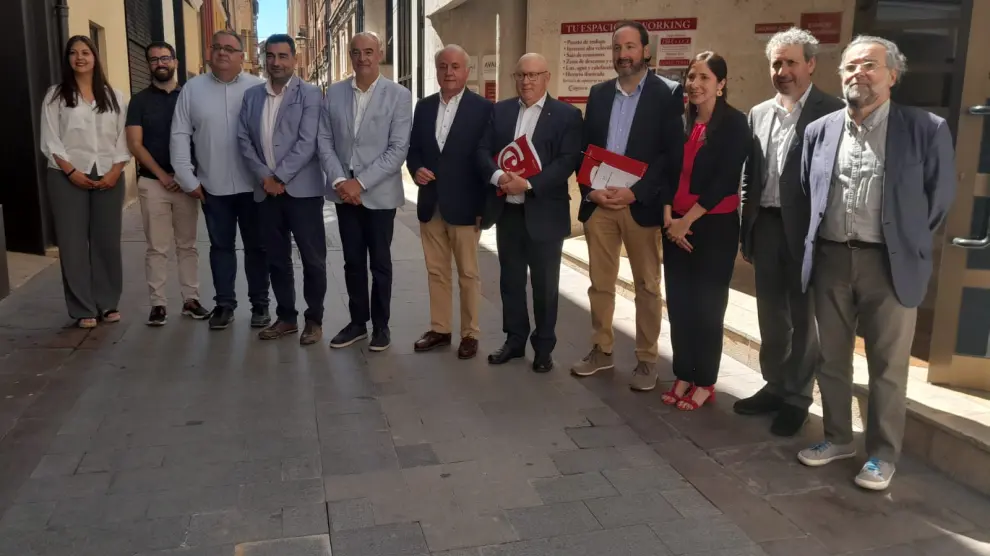 La delegación de Cataluña, junto a responsables de la Cámara de Comercio de Teruel, ante la sede de esta institución en la capital turolense.