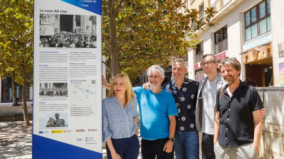 Los cineastas Vicky Calavia, Gaizka Urresti, Nacho G. Velilla, Miguel Ángel Lamata y Javier Calvo, junto a uno de los tótems de la ruta