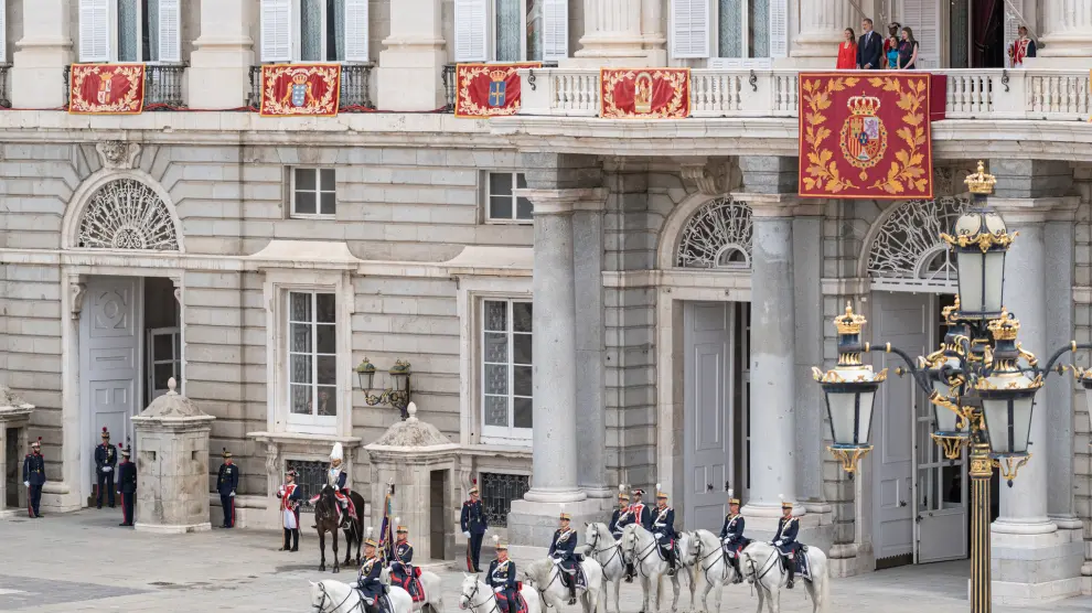 En el balcón, los Reyes, Felipe VI (2i) y Letizia (2d), acompañados de sus Altezas Reales la Princesa de Asturias (i) y la Infanta Doña Sofía (d) durante el relevo solemne de la Guardia Real, con ocasión del X aniversario de la Proclamación de Su Majestad el Rey, en el Palacio Real, a 19 de junio de 2024, en Madrid (España). El Rey Felipe VI conmemora sus diez años en el trono con un acto en el Palacio Real en el que se condecora a 19 españoles por sus servicios a los demás con la orden del Mérito Civil...19 JUNIO 2024;ACTOS;X ANIVERSARIO;REINADO DE FELIPE VI;RELEVO SOLEMNE;GUARDIA REAL;PALACIO REAL;MADRID;ESPAÑA..POOL / Diego Radamés..19/06/2024 [[[EP]]]