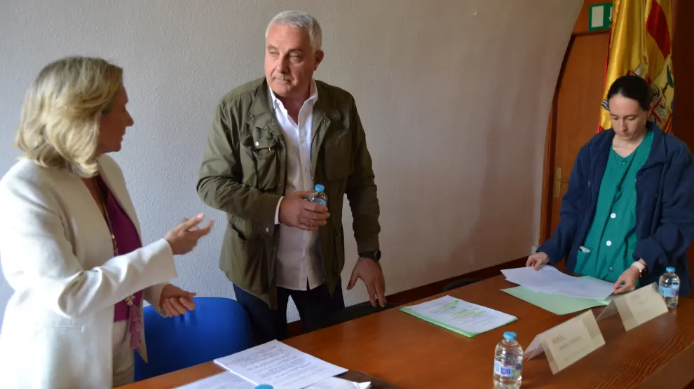 Castillo y Lapeña, junto a la uróloga María Soto, mir fidelizada en el hospital bilbilitano.