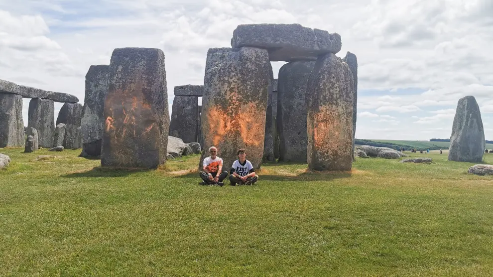 Dos activistas del grupo ecologista Just Stop Oil fueron detenidos este miércoles después de rociar con pintura naranja el famoso monumento megalítico de Stonehenge