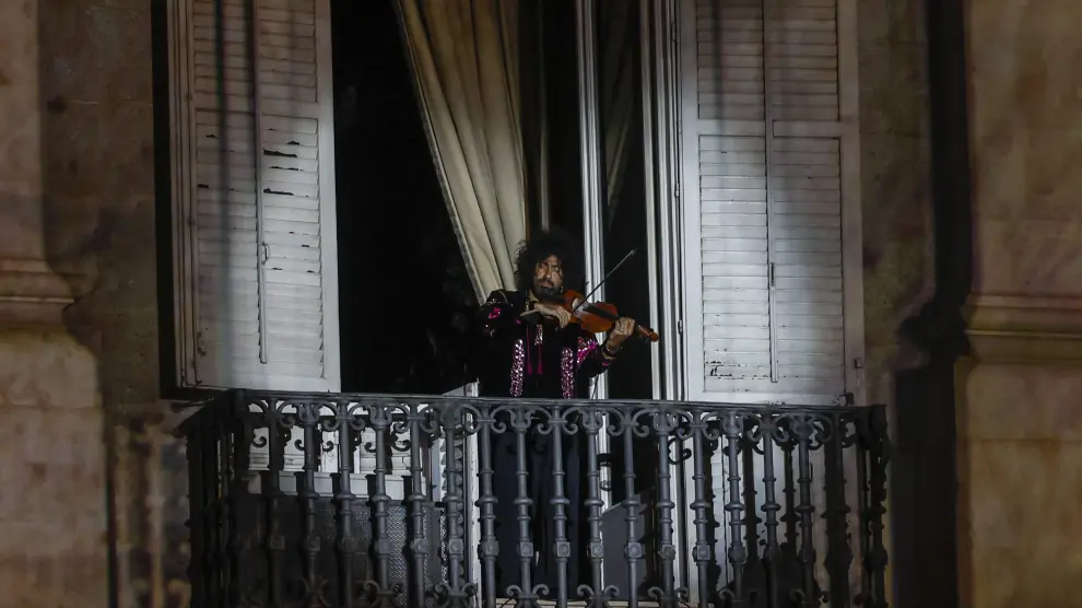 El violinista Ara Malikian actúa desde un balcón del Palacio Real