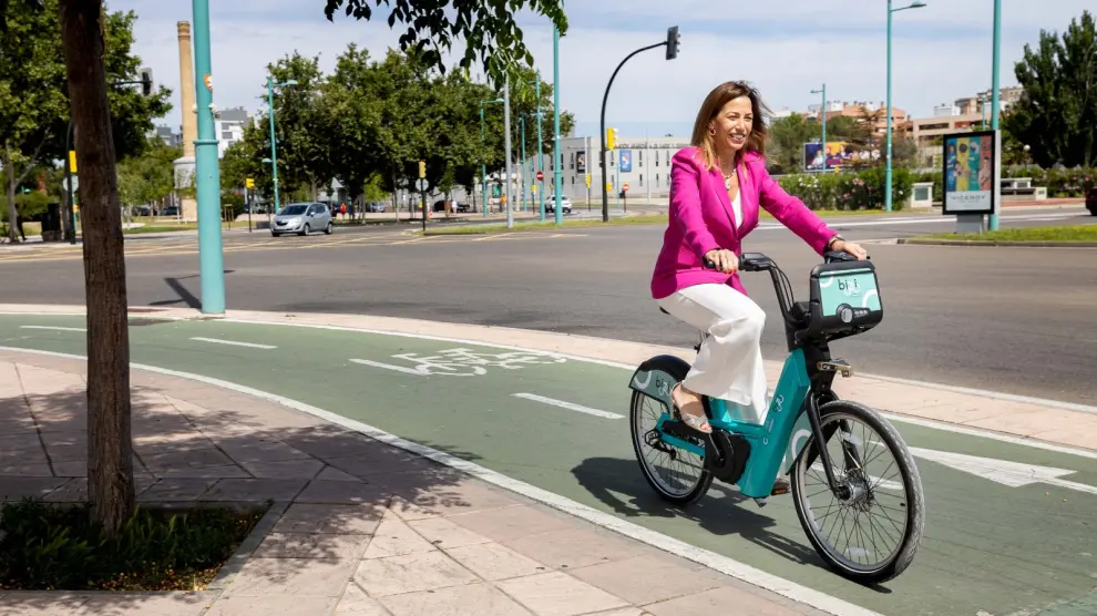 La alcaldesa de Zaragoza, Natalia Chueca, en una de las nuevas bicicletas.