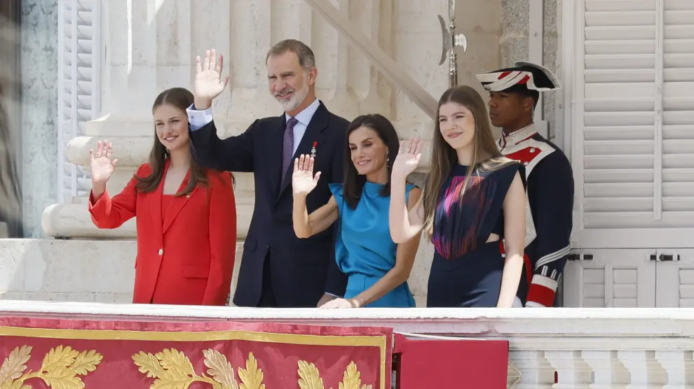 Los Reyes con sus hijas, en el balcón del Palacio Real.