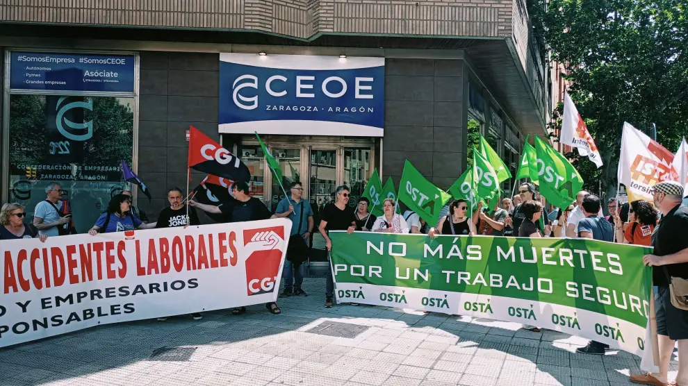 Concentración sindical contra la elevada tasa de siniestralidad laboral mortal en Aragón.
