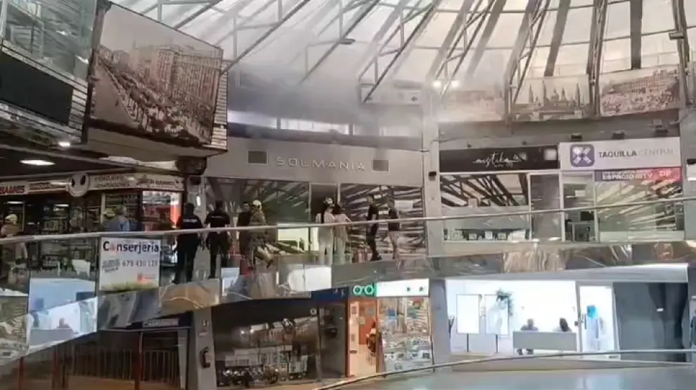 El centro comercial Independencia, más conocido como El Caracol, tuvo que ser desalojado este miércoles por la tarde por el intenso humo que se produjo al arder una cama de bronceado de un negocio.