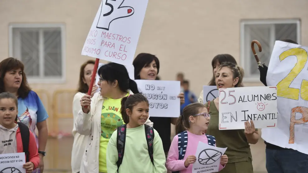 do este jueves en el colegio Juan XXIII de Huesca para expresar su rechazo a la pérdida de cinco docentes para el próximo curso.