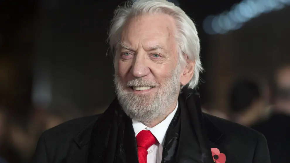 London (United Kingdom).- (FILE) - Canadian actor Donald Sutherland arrives for the UK premiere of The Hunger Games: Mockingjay - Part 2 in Leicester Square, Central London, Britain, 05 November 2015 (reissued 20 June 2024). Donald Sutherland has died aged 88 in Miami, according to his representatives. (Cine, Reino Unido, Londres) EFE/EPA/WILL OLIVER *** Local Caption *** 52357276