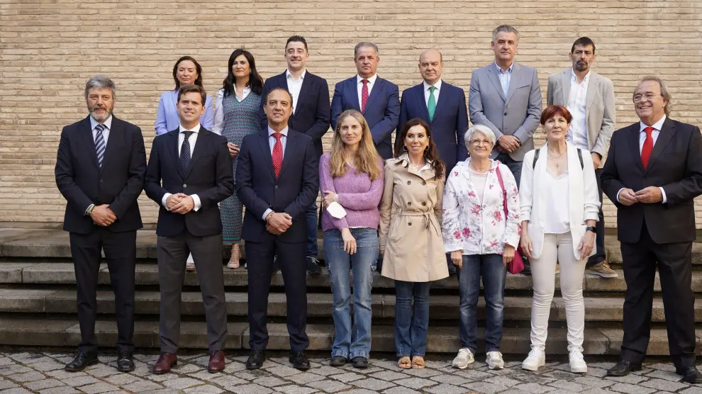 Miembros de la asociación Long Covid Aragón, junto a parlamentarios y políticos aragoneses, este jueves.