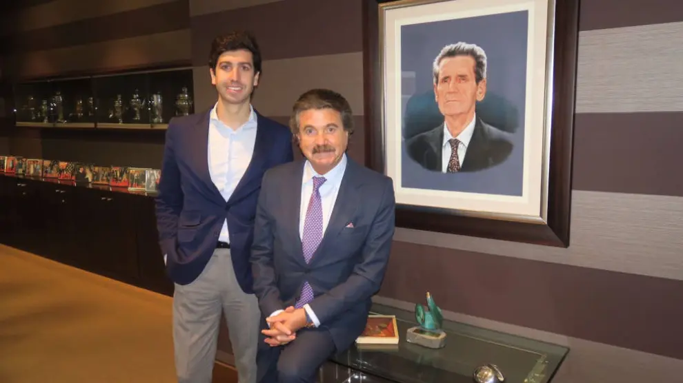 Álvaro Marco, primero por la izquierda; actual CEO de Cafés Orús, y su padre, José María Marco; junto a un cuadro de José María Marco Acón.