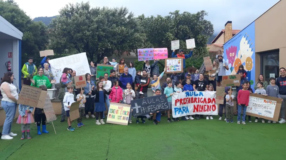 Protesta de las familias de Nueno para pedir una segunda aula prefabricada para el colegio.