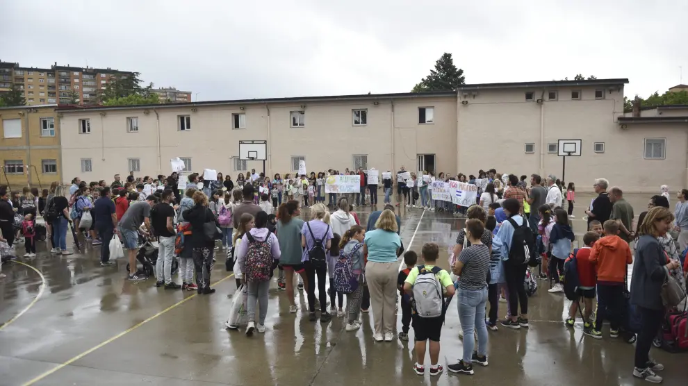 Protesta en el colegio público Juan XXIII de Huesca por el recorte de profesorado para el curso 2024/2025.