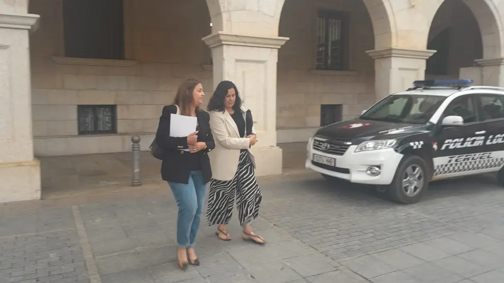 Rosa Sánchez, a la izquierda, a su salida del Juzgado este jueves.