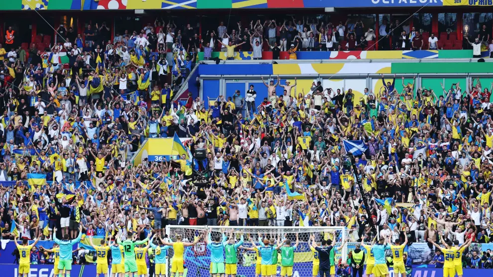 Los jugadores ucranianos celebran con sus seguidores la victoria.