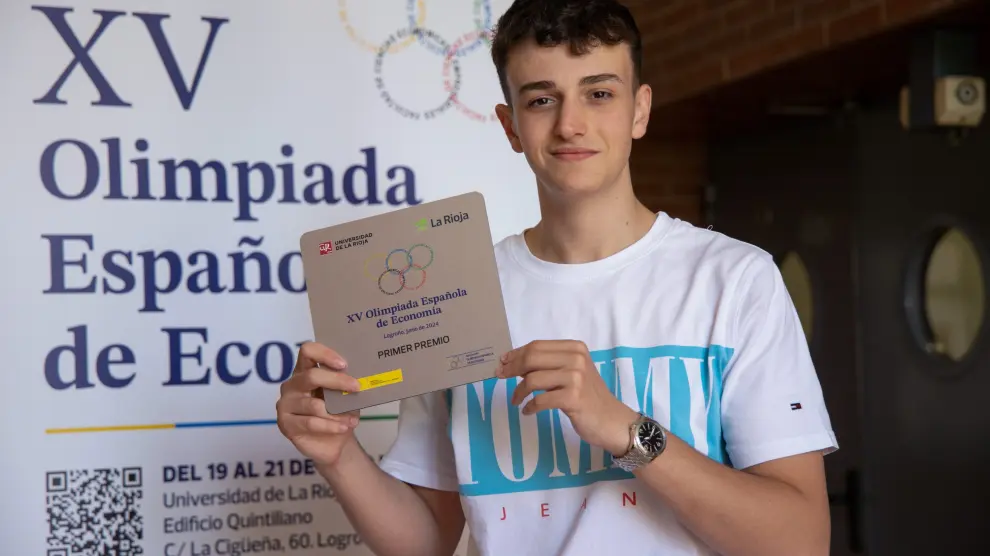 Miguel Cubel, alumno del colegio Santo Domingo de Silos de Zaragoza, levanta el premio tras ganar la XV Olimpiada Española de Economía, un concurso nacional organizado esta edición por la Universidad de La Rioja (UR).