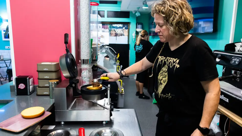 Noelia Gericó, al frente de la heladería zaragozana, prepara un 'brioche' relleno de helado y un Beni's Café.