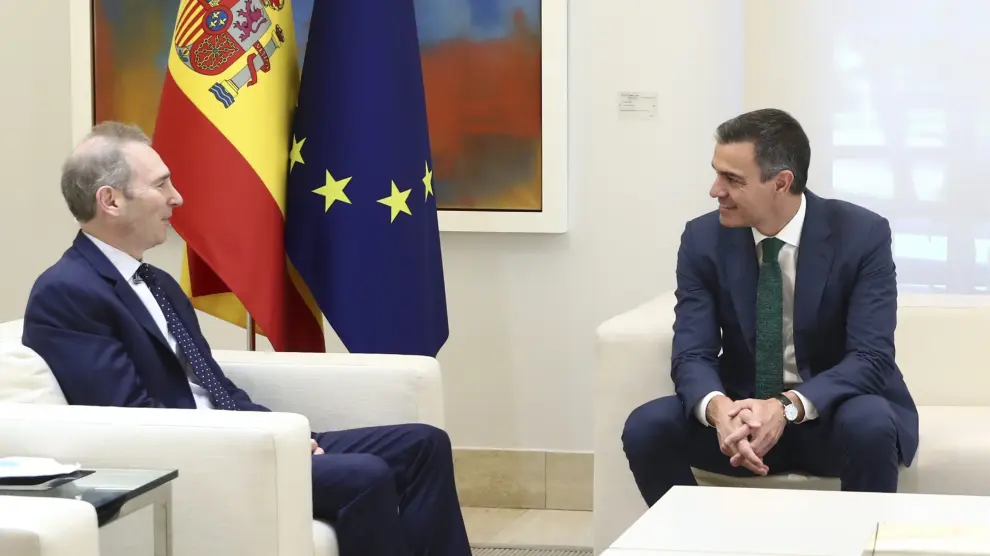 El presidente del Gobierno, Pedro Sánchez, recibe al presidente y consejero delegado de Amazon, Andy Jassy en el palacio de la Moncloa en Madrid.