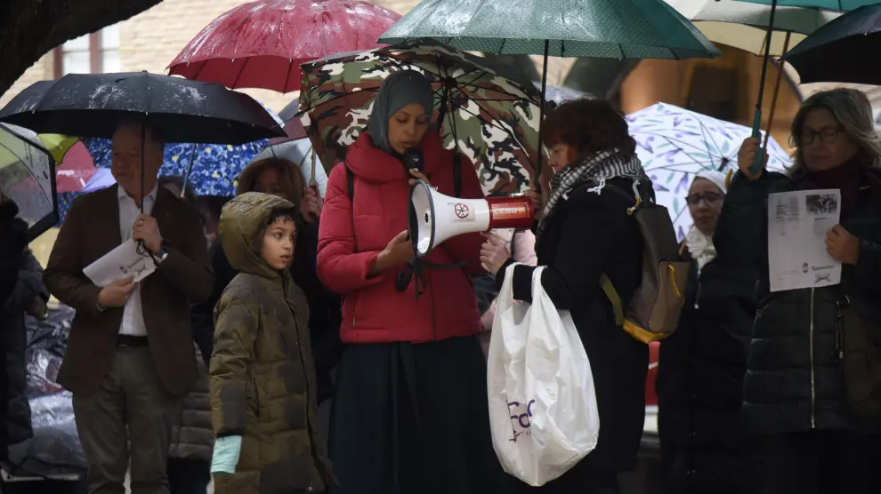 La presidenta de la asociación leyó el manifiesto en la concentración celebrada el 25 de marzo a las puertas del ayuntamiento.