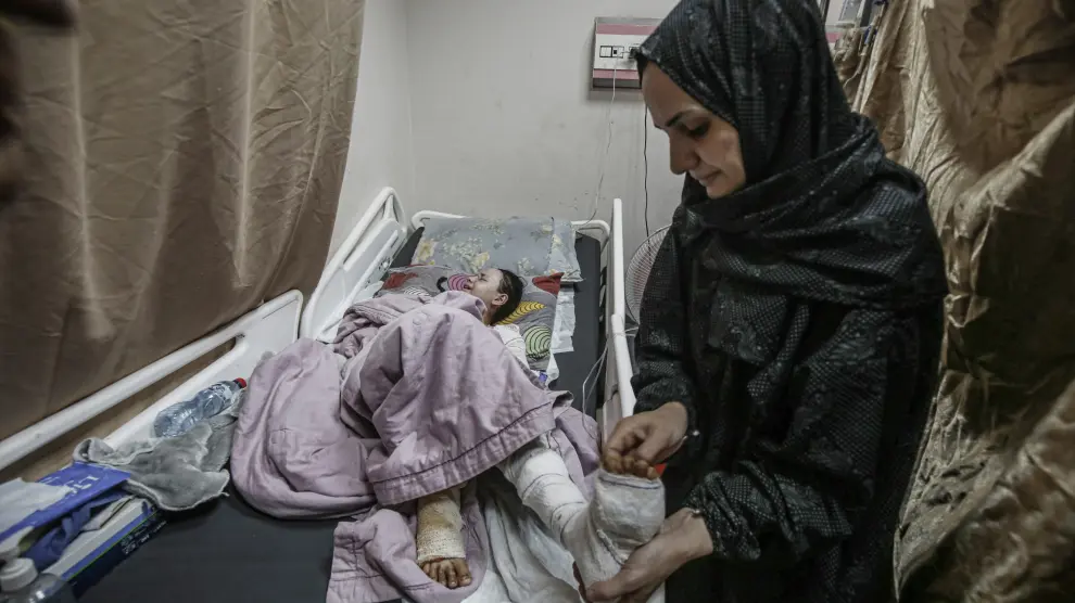 Una niña herida en Dair El-Balah