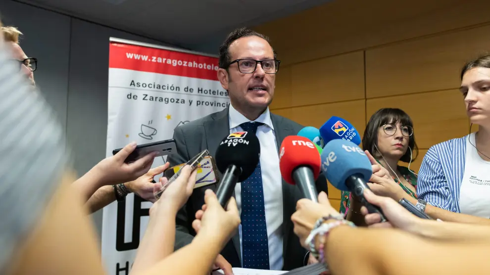 Antonio Presencio, presidente de Horeca Hoteles, presentando la estimación para este verano en el Hotel Palafox de Zaragoza.