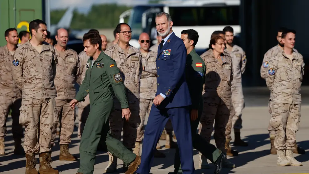 El rey Felipe VI posa con militares este lunes, en la Base Aérea Siauliai (Lituania), donde visita el Destacamento Aéreo Táctico ¿Vilkas¿ del Ejército del Aire y del Espacio que desde 2004 desarrolla misiones de Policía Aérea en el Báltico