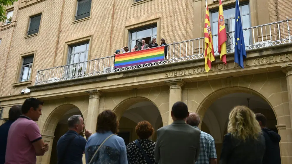 El Subdelegado y representantes de la Asociación 28J colocan la bandera del Orgullo.