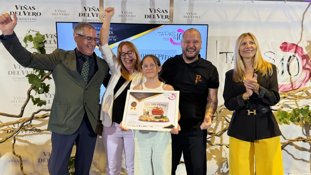Entrega del premio a la mejor tapa de la provincia de Huesca al equipo del Hotel Restaurante El Portal, de Alcolea de Cinca.