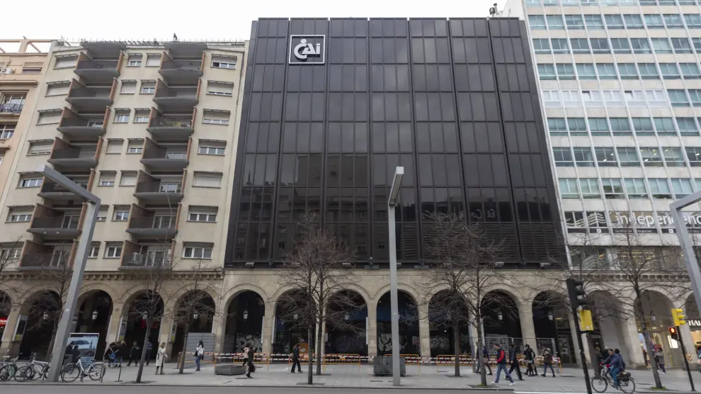 Fachada de la antigua sede de la CAI en el paseo Independencia de Zaragoza. Vallado antes del inicio de las obras de rehabilitación integral del edificio en febrero de este año.