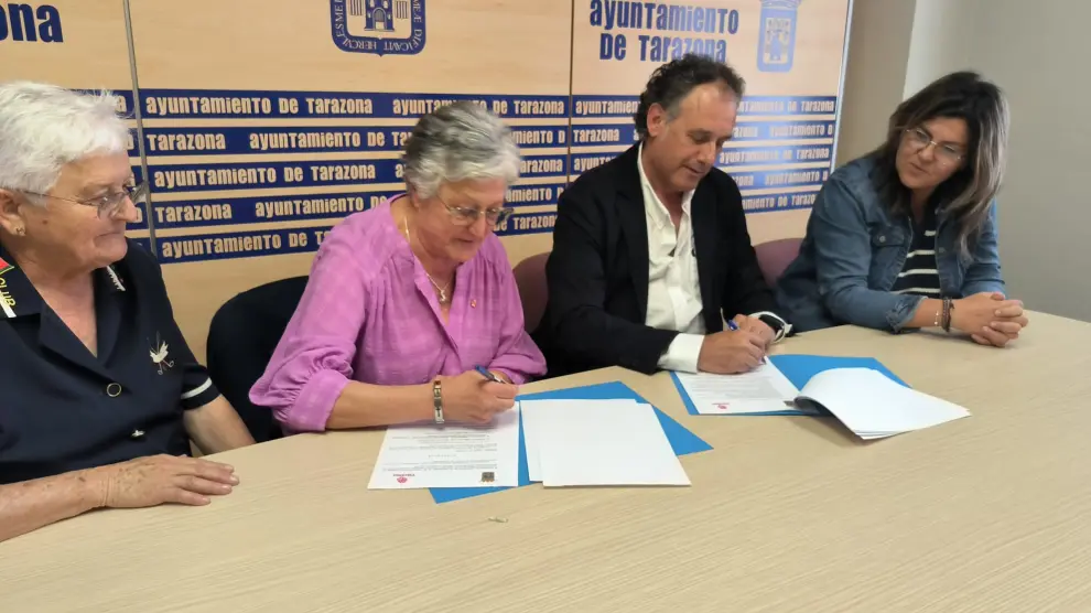 Firma del convenio del Ayuntamiento de Tarazona con Cáritas Diocesana