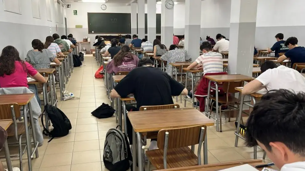 Imagen de los alumnos que hoy se han presentado en Zaragoza a los exámenes