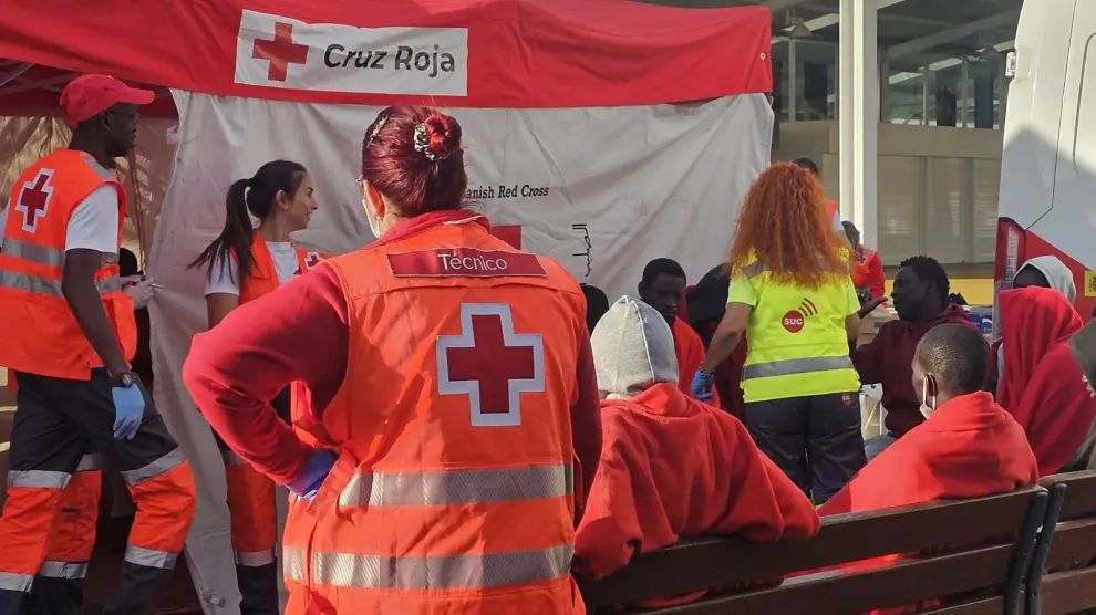 Migrantes atenditos en el puerto de Santa Cruz de Tenerife