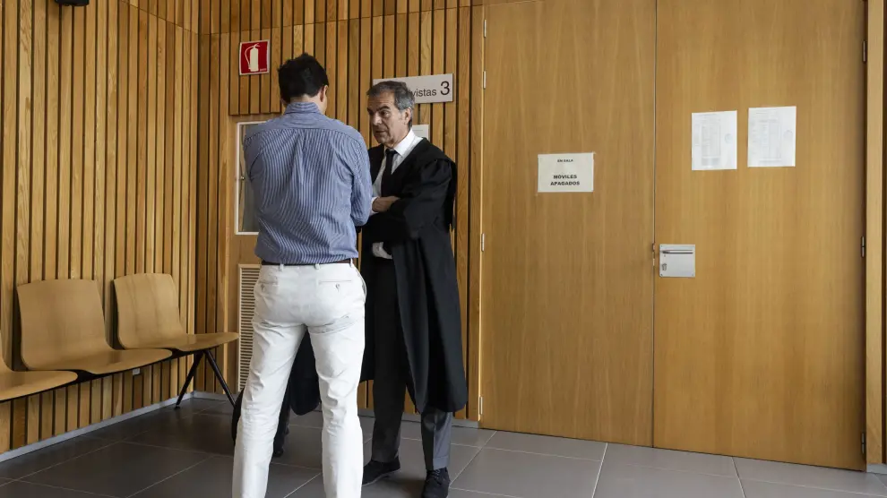 El acusado y su abogado, Javier Osés, momentos antes de comenzar el juicio que se celebró a puerta cerrada.