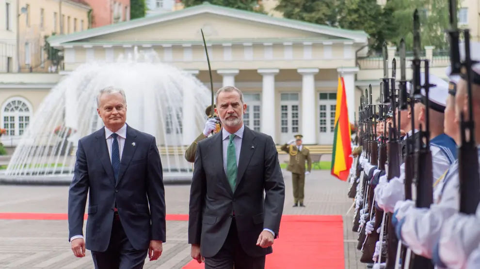Vilnius (Lithuania), 24/06/2024.- A handout photo made available by the Office of the President of the Republic of Lithuania shows Lithuanian President Gitanas Nauseda (L) and King Felipe VI of Spain attending a welcoming ceremony in Vilnius, Lithuania, 24 June 2024. The Lithuanian president and the Spanish monarch discussed bilateral relations, regional security and defense issues, and support for Ukraine. (Lituania, España, Ucrania) EFE/EPA/ROBERTAS DACKUS / LITHUANIAN PRESIDENTIAL OFFICE / HANDOUT HANDOUT EDITORIAL USE ONLY/NO SALES HANDOUT EDITORIAL USE ONLY/NO SALES HANDOUT EDITORIAL USE ONLY/NO SALES