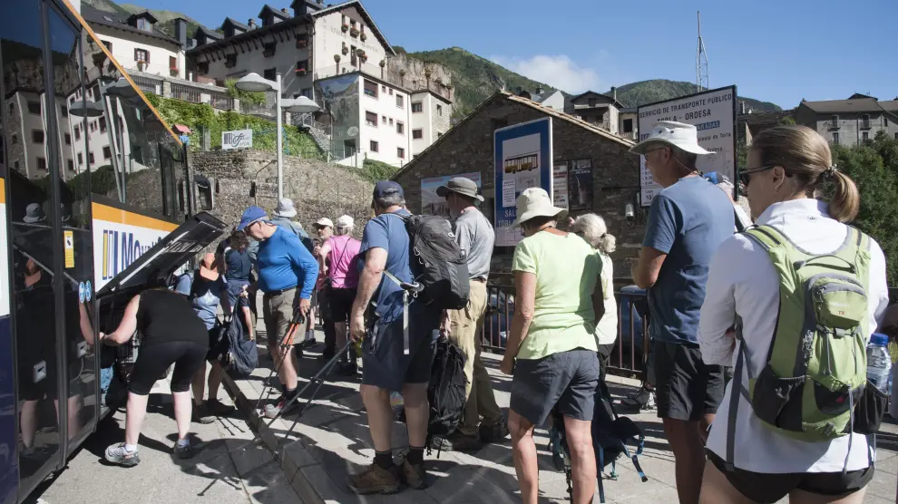 Turistas en Ordesa en verano cogiendo el autobús.