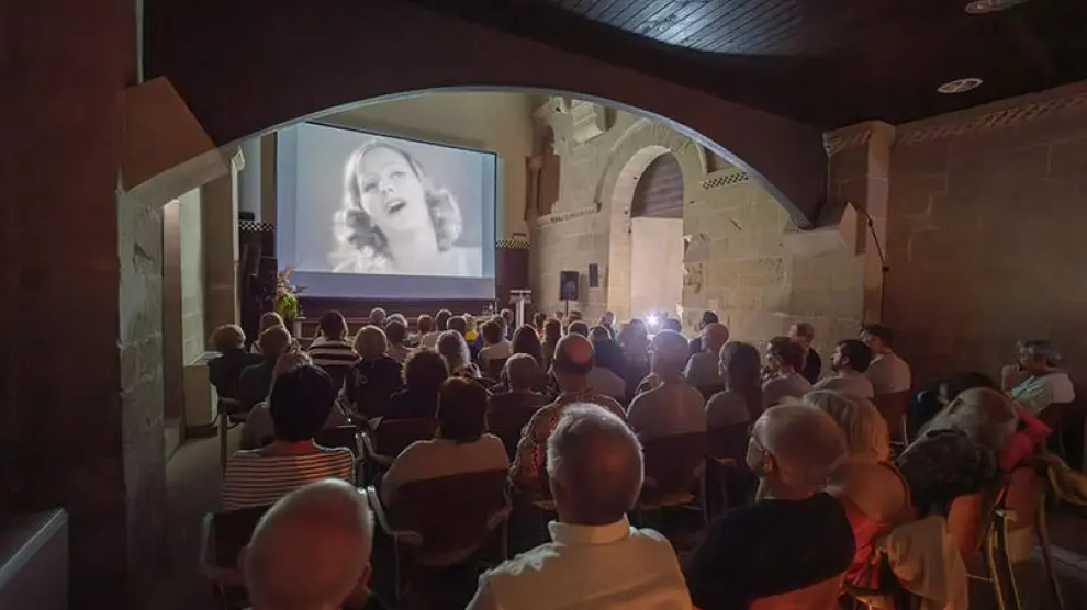 La proyección de una película de Greta Garbo en la Lonja Medieval.