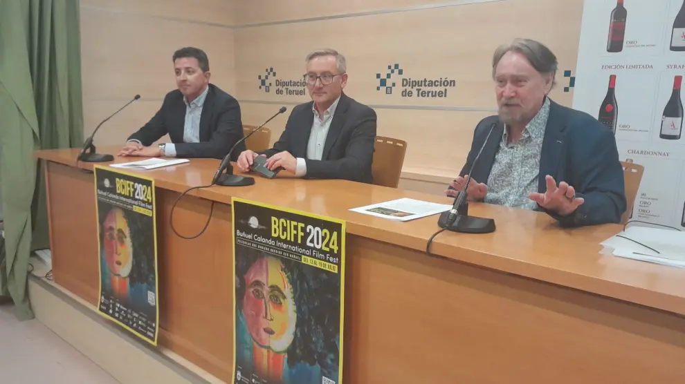 De izquierda a derecha, Alberto Herrero, alcalde de Calanda; Joaquín Juste, presidente de la DPT; y Javier Espada, director del Buñuel Calanda International Film Fest.