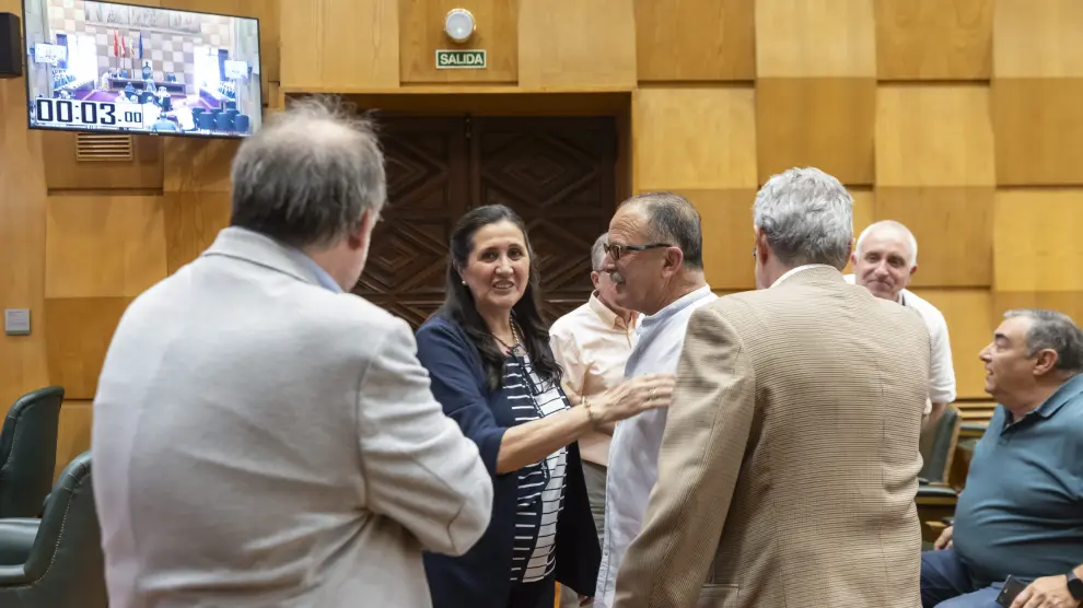 La reunión se celebró en el salón de plenos del Ayuntamiento de Zaragoza.