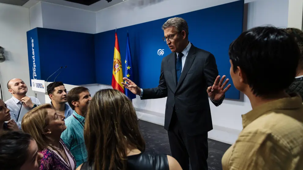 El presidente del Partido Popular, Alberto Núñez Feijóo, conversa con algunos periodistas
