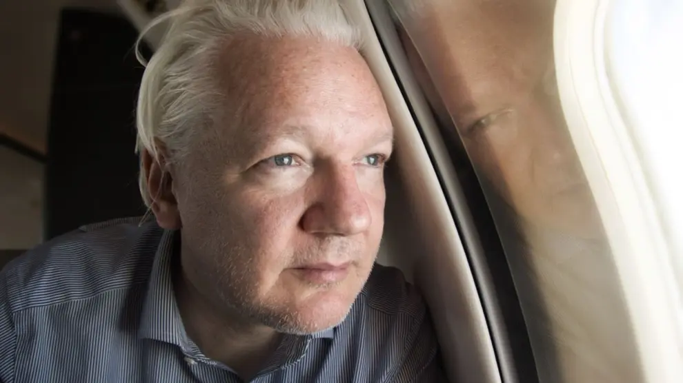 BANGKOK, 25/06/2024.- El fundador de Wikileaks, Julian Assange, en una imagen publicada por Wikileaks en X mientras su avión se aproxima al aeropuerto de Bangkok para hacer escala con el mensaje "Acercándonos a la libertad". Según el acuerdo alcanzado con el Departamento de Justicia, Assange, de 52 años y nacionalidad australiana, se declarará culpable de un solo cargo por conspirar para obtener y difundir ilegalmente información clasificada, lo que le permitirá regresar a Australia y pondrá fin a una larga saga judicial por la filtración de documentos clasificados. EFE/ Wikileaks - SOLO USO EDITORIAL/SOLO DISPONIBLE PARA ILUSTRAR LA NOTICIA QUE ACOMPAÑA (CRÉDITO OBLIGATORIO) -