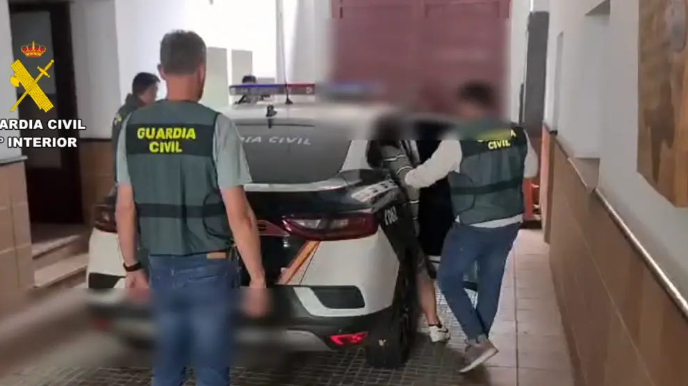 La Guardia Civil detiene a cuatro personas por el delito de 24 robos en piscinas municipales.