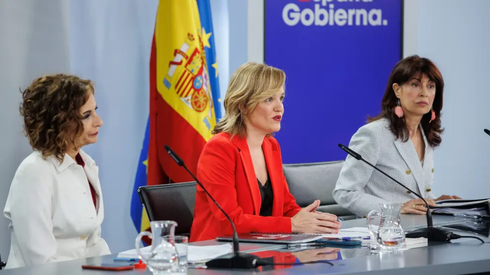 La vicepresidenta primera y ministra de Hacienda, María Jesús Montero; la ministra portavoz, Pilar Alegría y la ministra de Igualdad, Ana Redondo, durante una rueda de prensa posterior a la reunión del Consejo de Ministros.