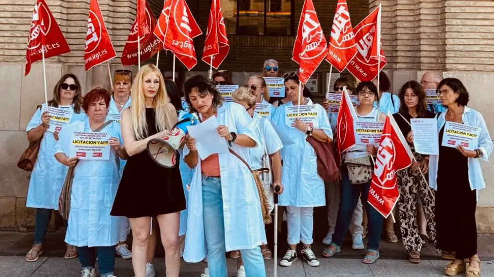 Protesta de las trabajadoras de Ayuda a Domicilio este martes ante el Ayuntamiento de Zaragoza por el retraso en sacar el pliego para la contratación de este servicio.