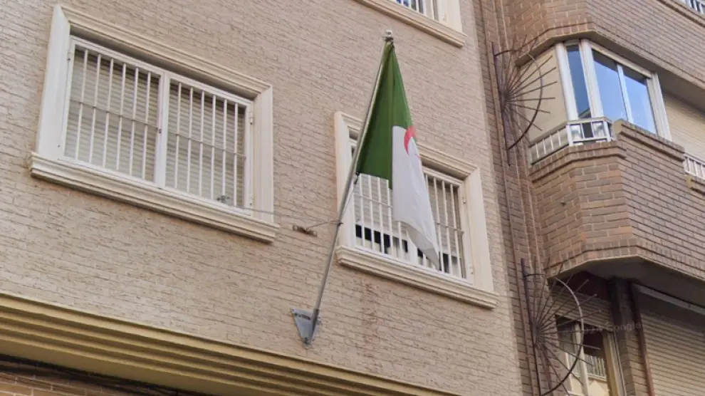 Bandera de Argelia en el Consulado del país en Alicante